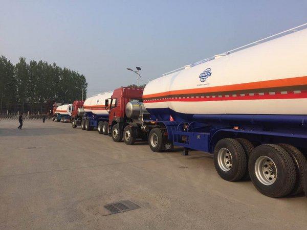 Tanker-Anhänger von der Fabrik an den Hafen liefern